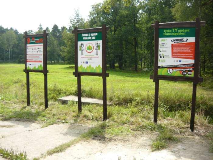 Tablice informacyjne o tematyce p.poż umiejscowione w Kobiórze.  Fot. Jadwiga Długajczyk